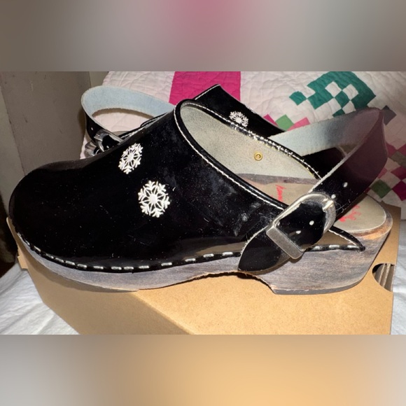 Hanna Andersson Black Patent Leather Snowflake Wooden Clogs Sz -11 (euro sz42) - Picture 7 of 15